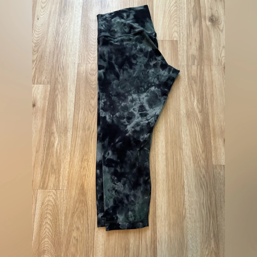 Lululemon tights in size 16. Excellent condition. - Picture 3 of 5